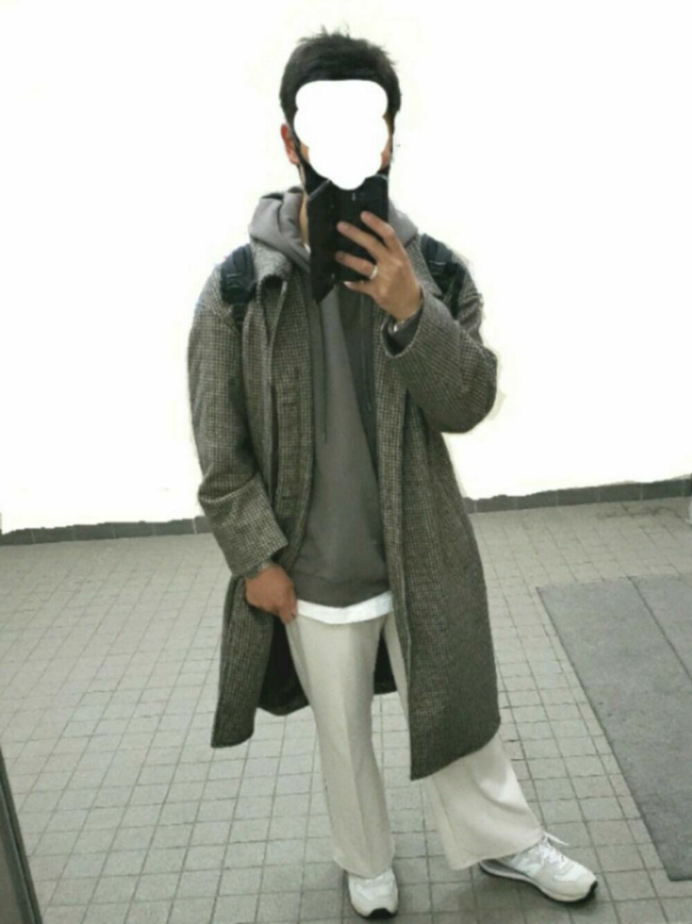 「スニーカー、シンプル、グレー、パーカー、モノトーン、プチプラ、白パンツ、きれいめカジュアル、ニューバランス、チェックコート」｜「UNIQLOのクルーネックT（長袖）（Tシャツ/カットソー、ホワイト系）」を使った、じゅんさん（メンズ・174cm）の冬コーディネートの1枚目の写真