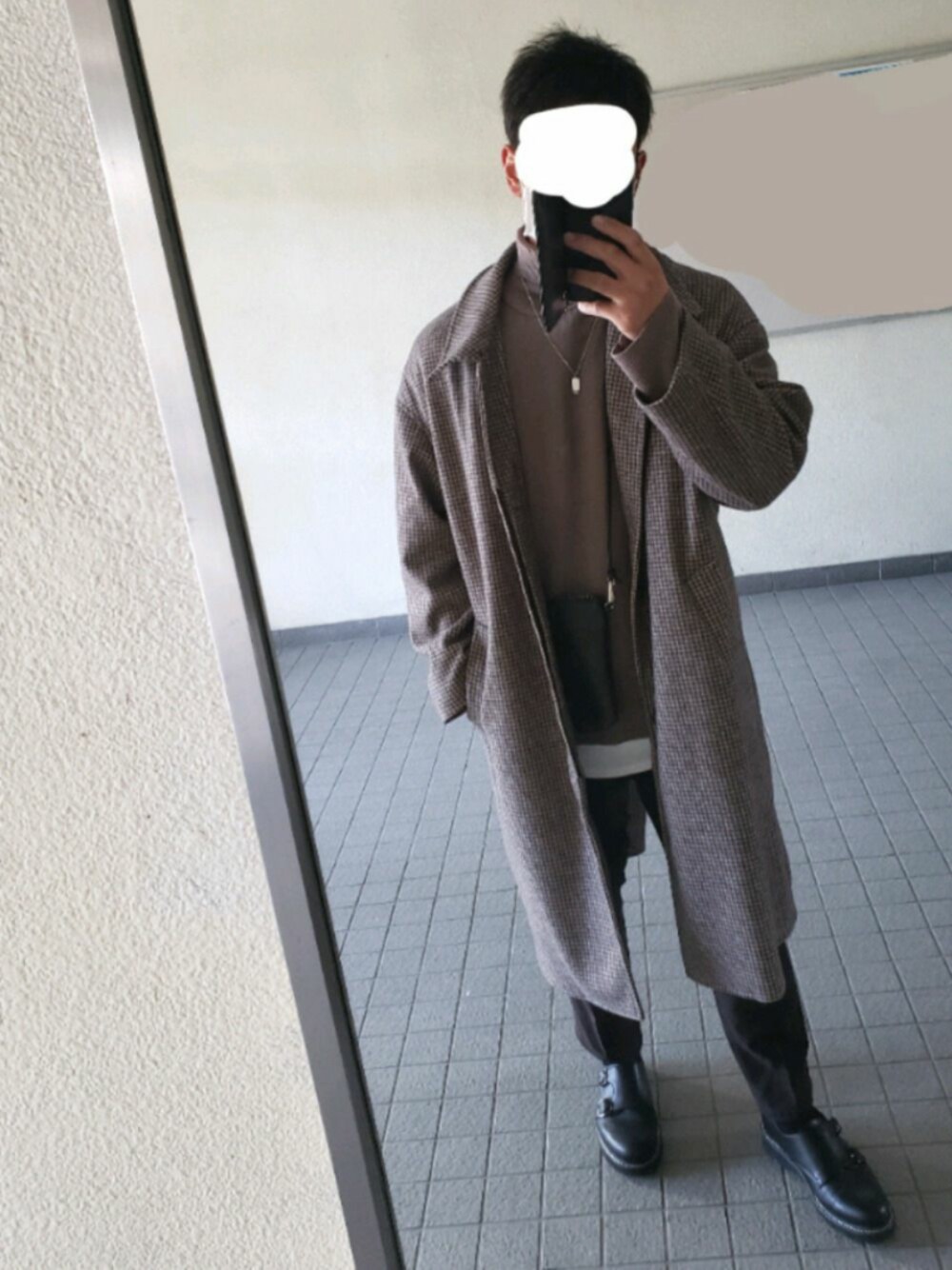 「シンプル、キレイめ、ワントーンコーデ、EMMA  CLOTHES、タートルネック、チェックパンツ、チェックコート、革靴、サコッシュ、プチプラ」｜「EMMA CLOTHESのオーバーサイズ畦編みタートルニットセーター(EMMA CLOTHES)（ニット/セーター、ブラウン系）」を使った、じゅんさん（メンズ・174cm）の冬コーディネートの1枚目の写真