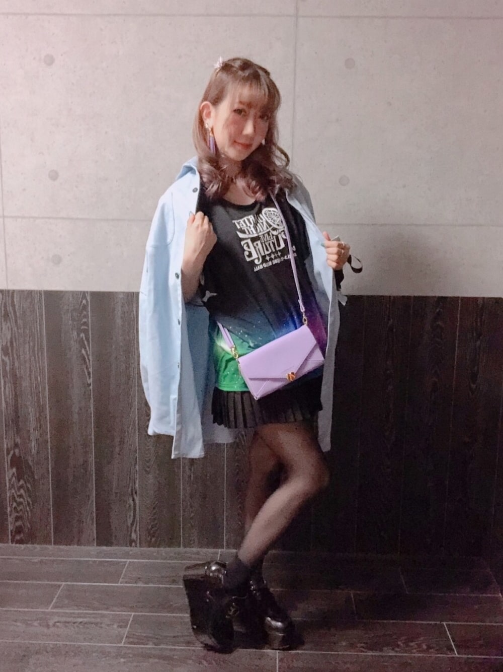「ボボンニジュウイチ、Bobon21、ライブTシャツ、プリーツスカート、黒スカート、厚底靴、ビッグシャツ、ライブスタイル、ライブコーデ」｜「Bobon21のアイテム（シャツ/ブラウス、ブルー系）」を使った、AikA❥ひめ໒꒱· ﾟさん（レディース・151cm）の秋コーディネートの1枚目の写真
