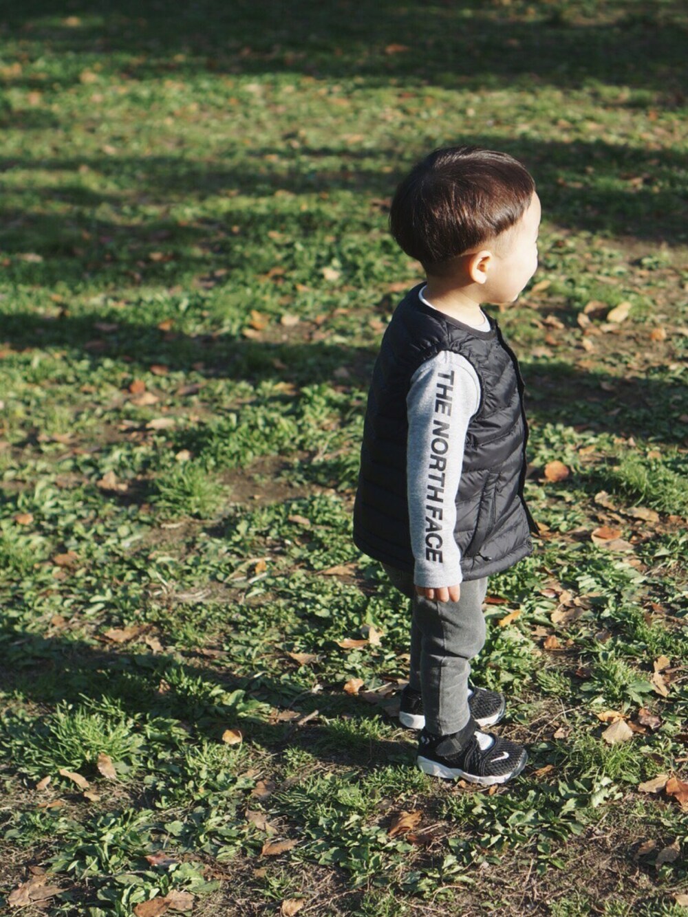 「男の子、おとこのこ、ダウンベスト、エアリフト、ベビーコーデ、2歳、モノトーン、スニーカー、むすこーで、公園、THE NORTH FACE」｜「DANTONの【DANTON】キッズ クルーネックインナーダウンベスト（ダウンベスト、ブラック系）」を使った、▷chibi◁さん（キッズ・80cm）の春コーディネートの1枚目の写真