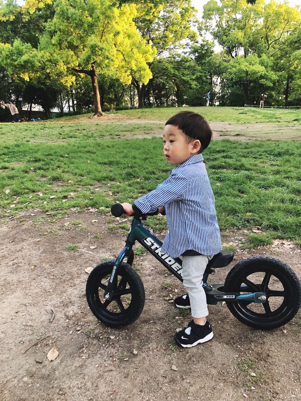 「ストライダー、2歳、男の子、おとこのこ、むすこーで、息子、キッズコーデ、シャツスタイル、エアリフト、スニーカー」｜「BARNEYS NEWYORKのアイテム（シャツ/ブラウス、ブルー系）」を使った、▷chibi◁さん（キッズ・80cm）の春コーディネートの1枚目の写真