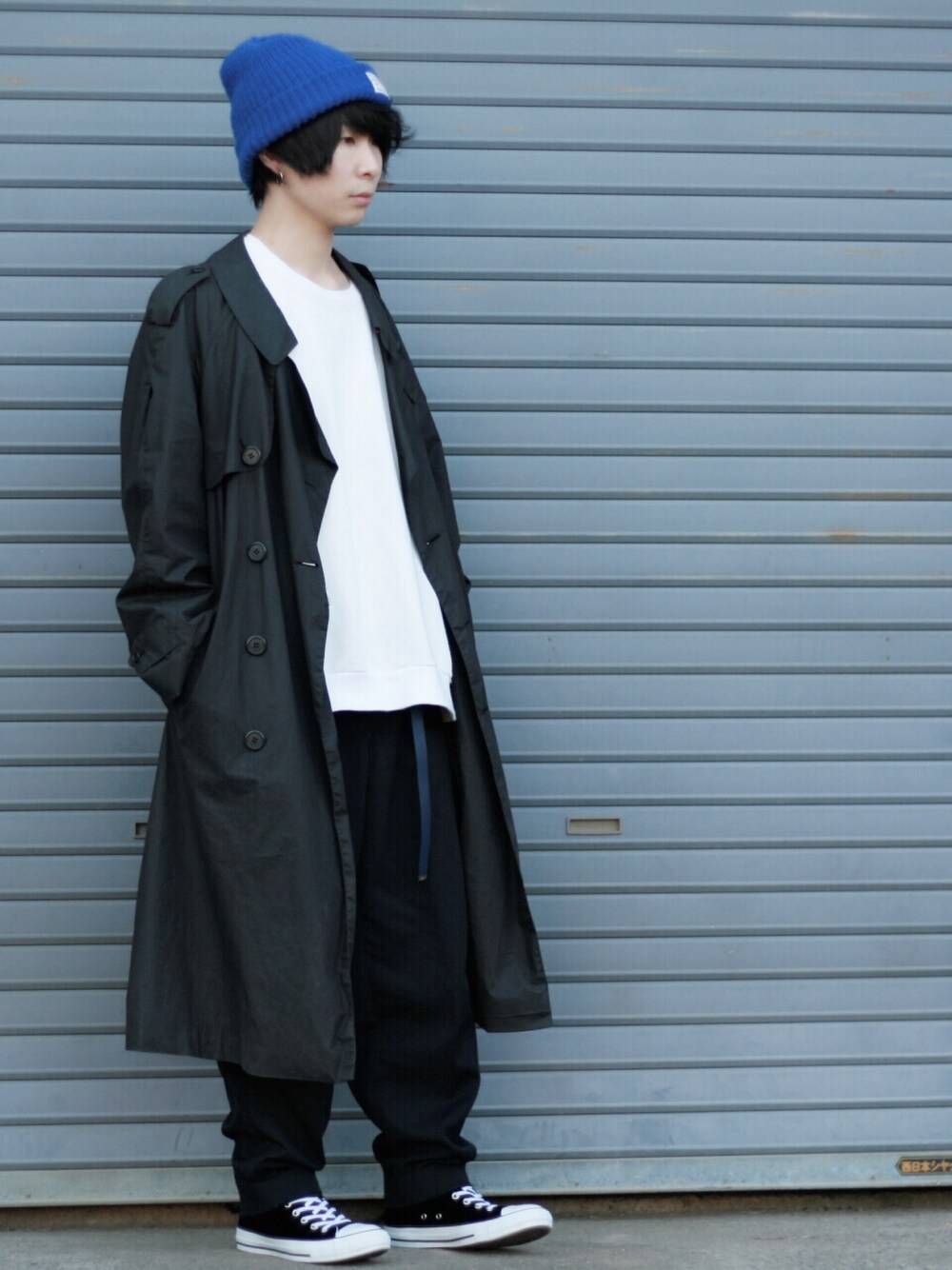 ブラック系のトレンチコート、ブラック系のその他パンツ、ブラック系のスニーカーを着用したメンズの春コーディネートの1枚目の写真