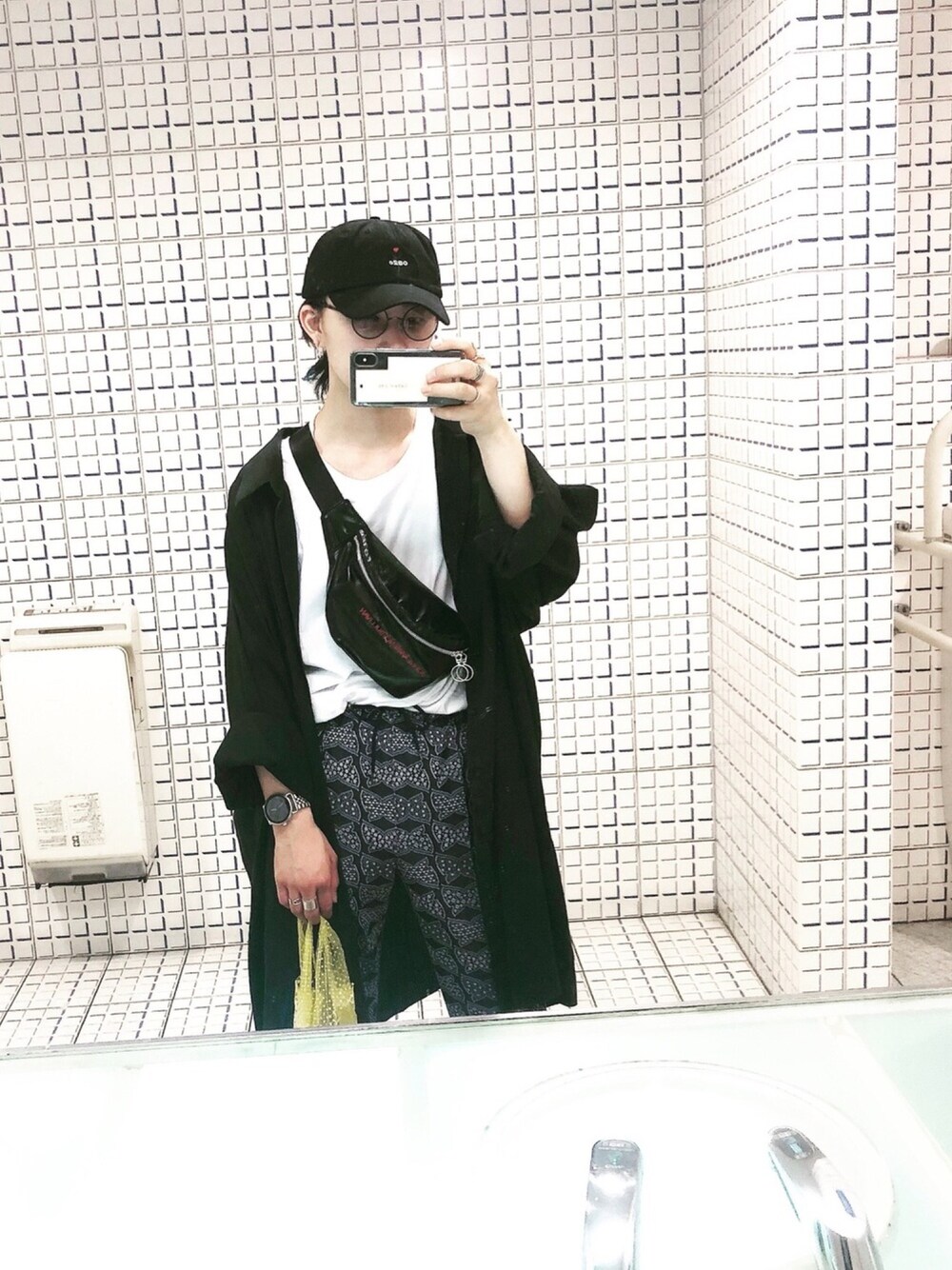 ブラック系のシャツ/ブラウス、ホワイト系のTシャツ/カットソー、ブラック系のボディバッグ/ウエストポーチを着用したメンズの春コーディネートの1枚目の写真