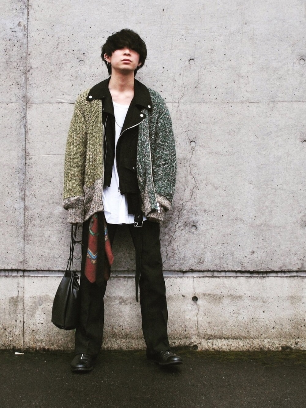 グリーン系のカーディガン/ボレロ、ブラック系のライダースジャケット、ホワイト系のトップスを着用したメンズの冬コーディネートの1枚目の写真