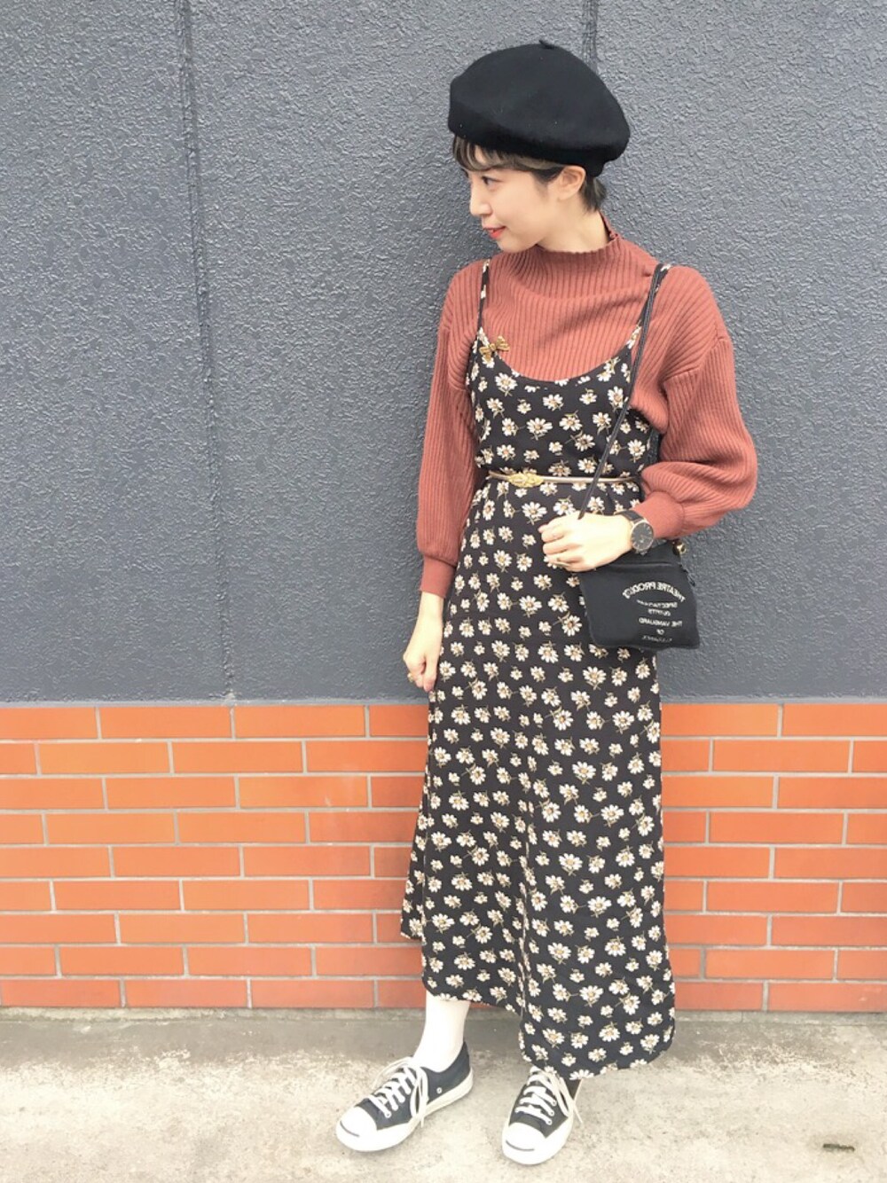 「秋冬、大人カジュアル、スニーカーコーデ、ワンピース、古着、ベレー帽、theatreproducts、シアタープロダクツ(THEATRE PRODUCTS)、黒」｜「CONVERSEのconverse コンバース JACK PURCELL ジャックパーセル BLACK（スニーカー、ブラック系）」を使った、sumika .さん（レディース・164cm）の秋コーディネートの1枚目の写真