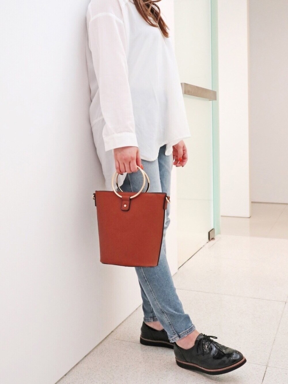 ブラック系のその他シューズを着用したレディースの秋コーディネートの1枚目の写真