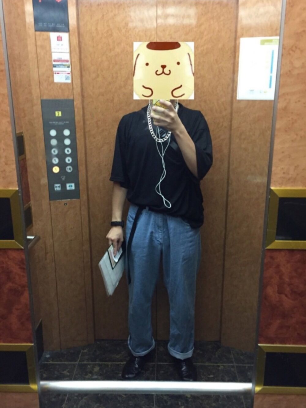 「アイドル、オタク、夏コーデ、ビッグT、デニムワイドパンツ」｜「MONO-MARTのスーパーオーバーサイズ ドロップショルダー カットソー ビッグシルエット Tシャツ（Tシャツ/カットソー、ブラック系）」を使った、よっしーさん（メンズ・174cm）の夏コーディネートの1枚目の写真