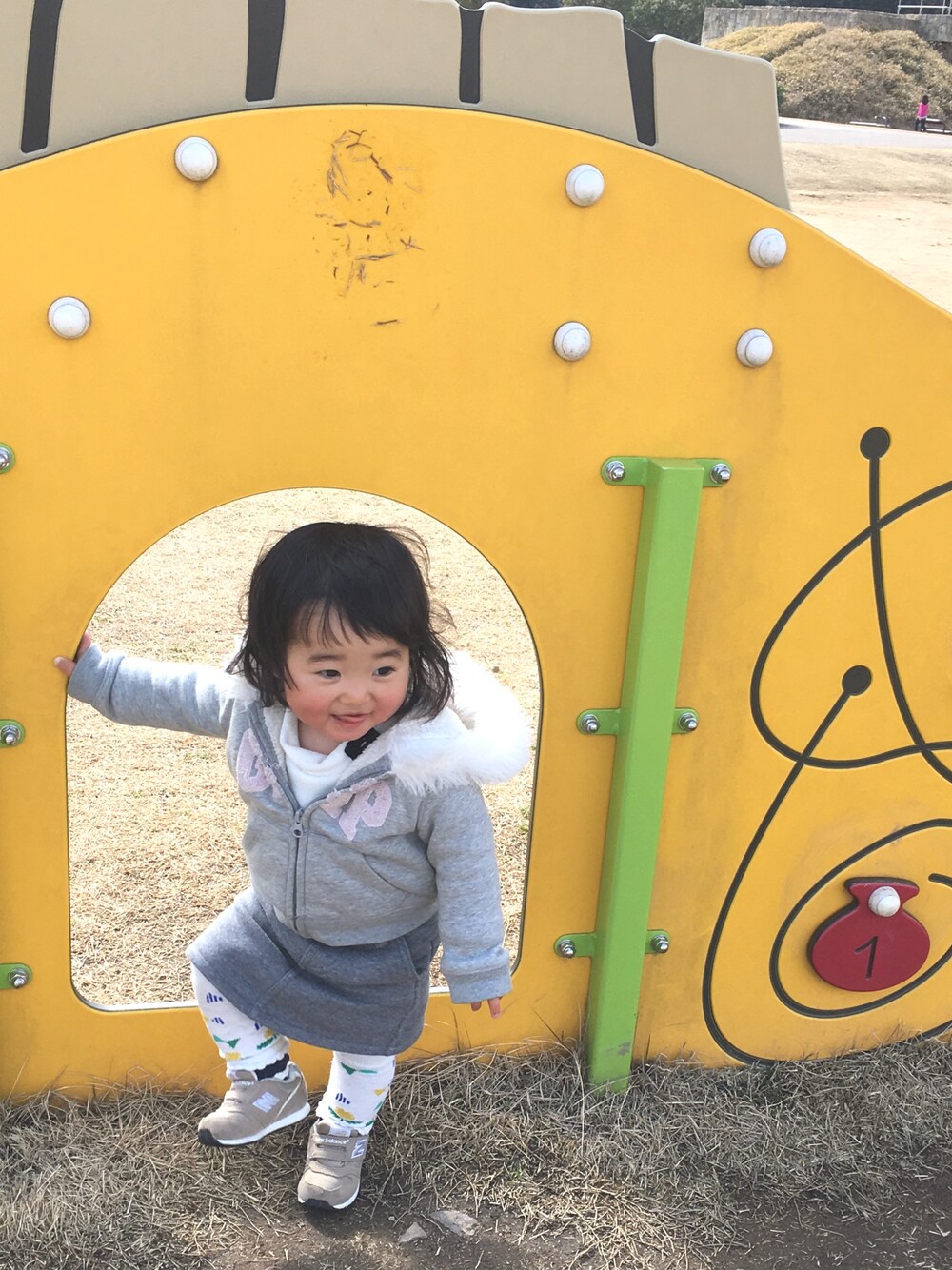 「グレーコーデ、公園コーデ、ワントーンコーデ、パーカー、ニューバランス、1歳6ヶ月、2カ月」｜「apres les coursのあったか裏シャギースカート（スカート、グレー系）」を使った、coco&nonoさん（キッズ・80cm）の冬コーディネートの1枚目の写真