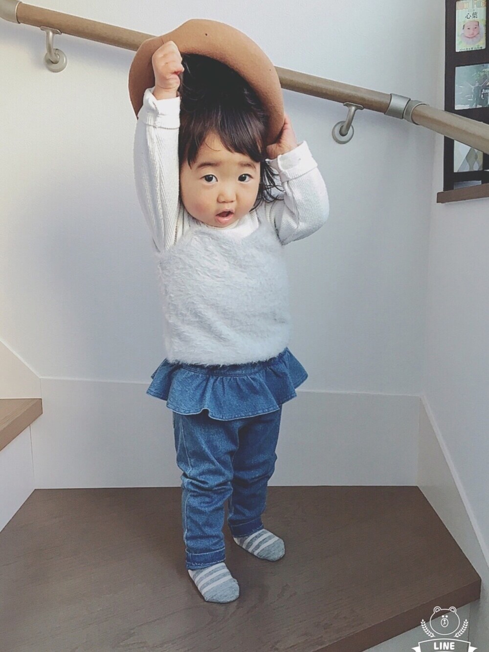 グレー系のTシャツ/カットソー、ブルー系のデニムパンツ、ベージュ系のハンチング/ベレー帽を着用したキッズの春コーディネートの1枚目の写真