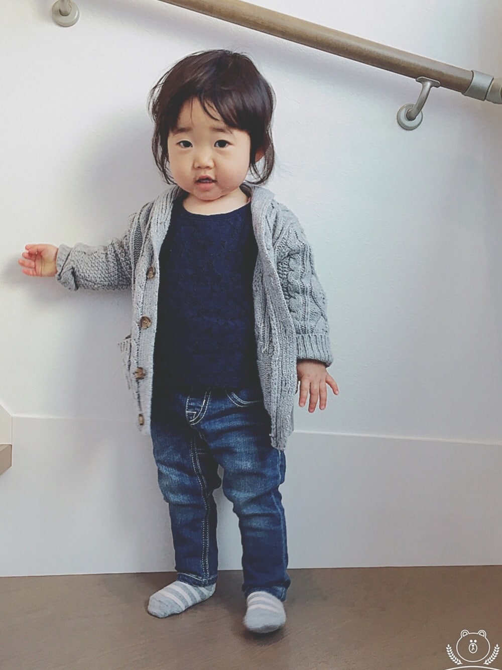 「ネイビー、デニムパンツ、ニット、レーストップス、ゆるコーデ、1歳6ヶ月、3ヶ月」｜「petit mainのケーブル編みニットカーディガン（カーディガン/ボレロ、グレー系）」を使った、coco&nonoさん（キッズ・80cm）の春コーディネートの1枚目の写真