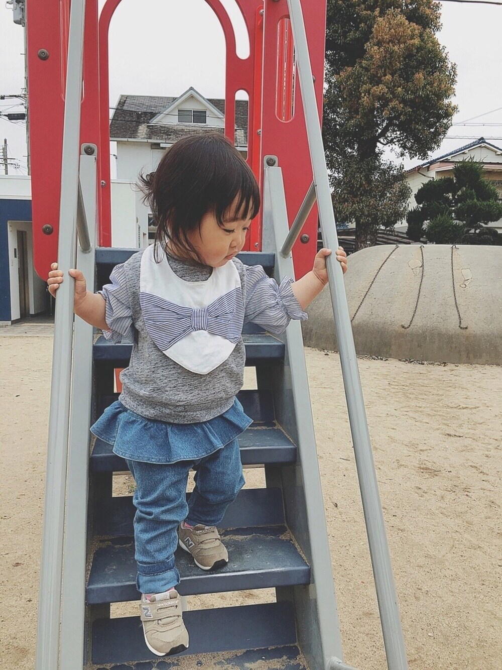 グレー系のTシャツ/カットソー、ブルー系のデニムパンツ、ベージュ系のスニーカーを着用したキッズの春コーディネートの1枚目の写真