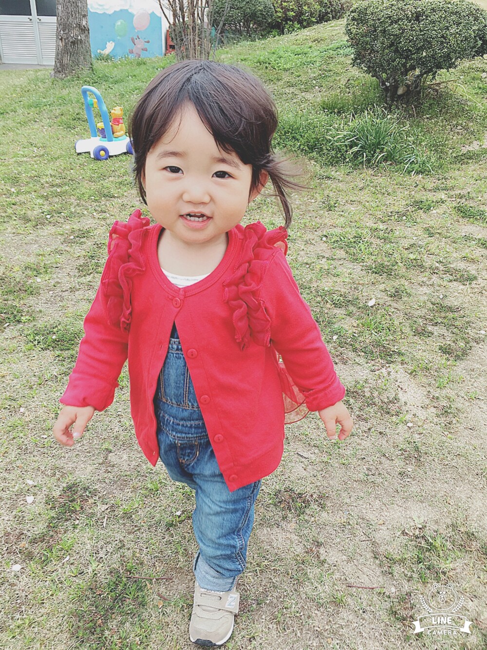 レッド系のカーディガン/ボレロ、ブルー系のサロペット/オーバーオール、グレー系のTシャツ/カットソーを着用したキッズの春コーディネートの1枚目の写真