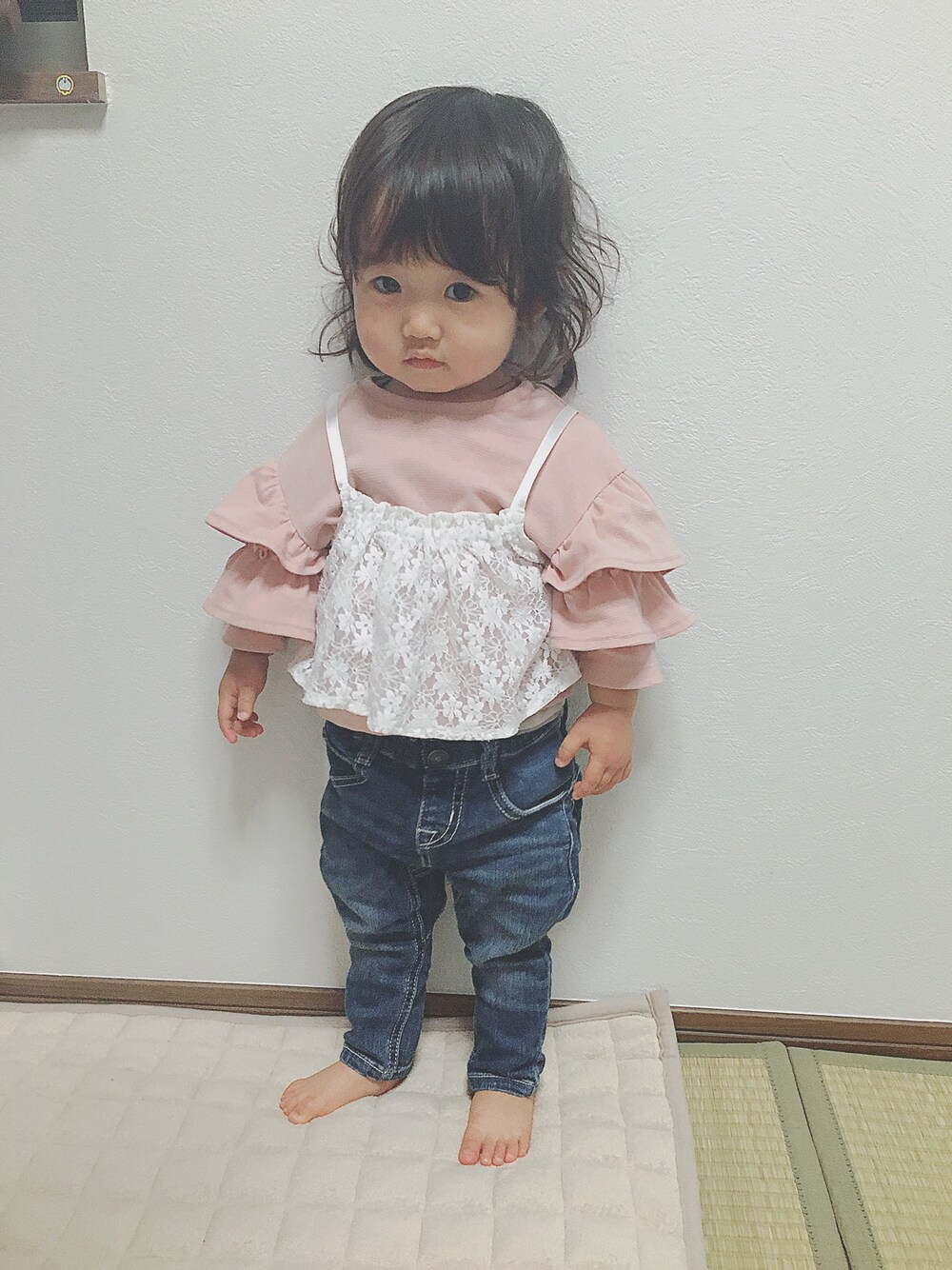 ピンク系のTシャツ/カットソー、グレー系のTシャツ/カットソー、ブルー系のデニムパンツを着用したキッズの春コーディネートの1枚目の写真