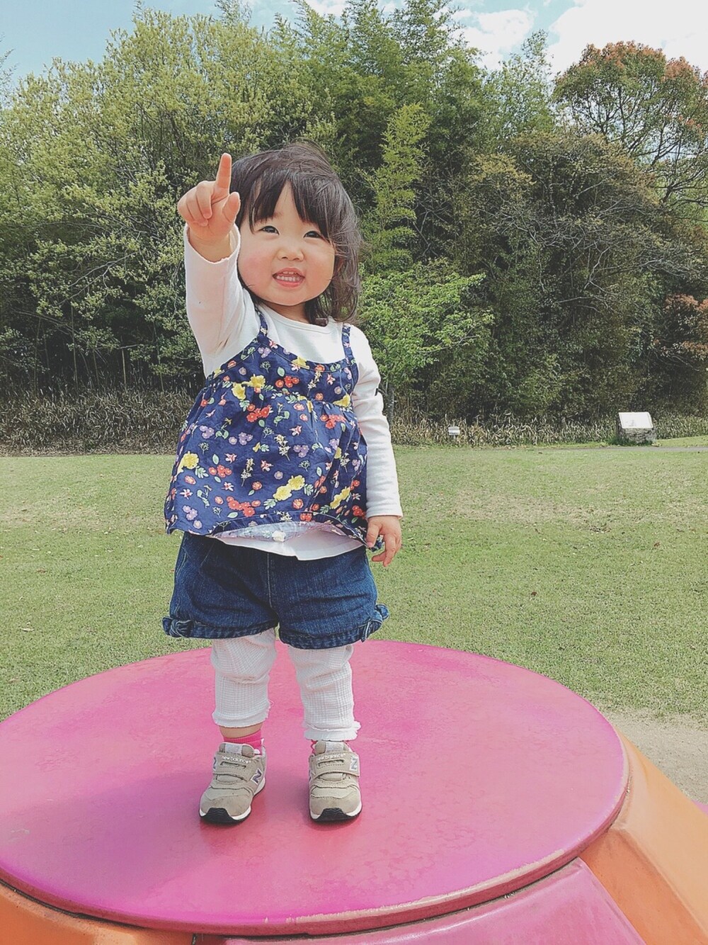 ブルー系のTシャツ/カットソー、ブルー系のその他パンツ、ベージュ系のスニーカーを着用したキッズの春コーディネートの1枚目の写真
