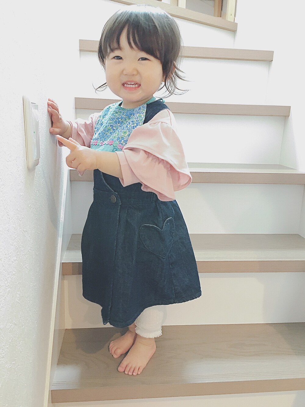 ピンク系のTシャツ/カットソー、ブルー系のワンピース、ホワイト系のレギンス/スパッツを着用したキッズの春コーディネートの1枚目の写真