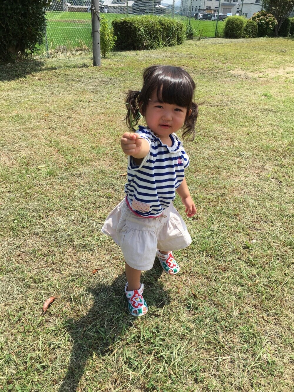 「ボーダー、ベージュパンツ、年子、年子姉妹、1歳11ヶ月、8カ月」｜「mother gooosのアイテム（Tシャツ/カットソー、ブルー系）」を使った、coco&nonoさん（キッズ・80cm）の夏コーディネートの1枚目の写真