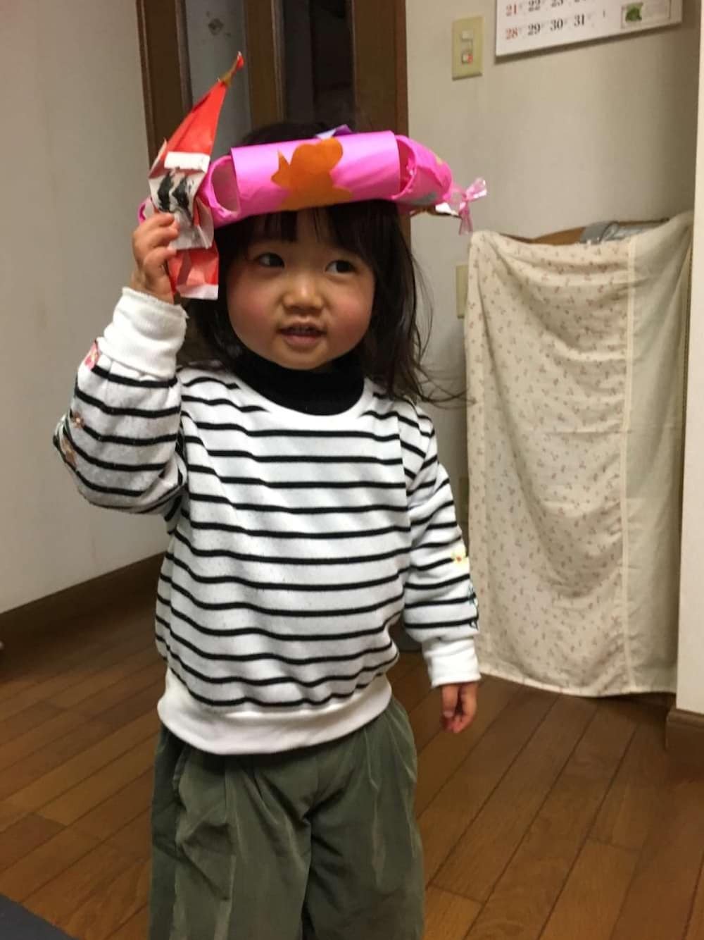 ブラック系のニット/セーター、グリーン系のその他パンツ、その他のワンピースを着用したキッズの冬コーディネートの1枚目の写真