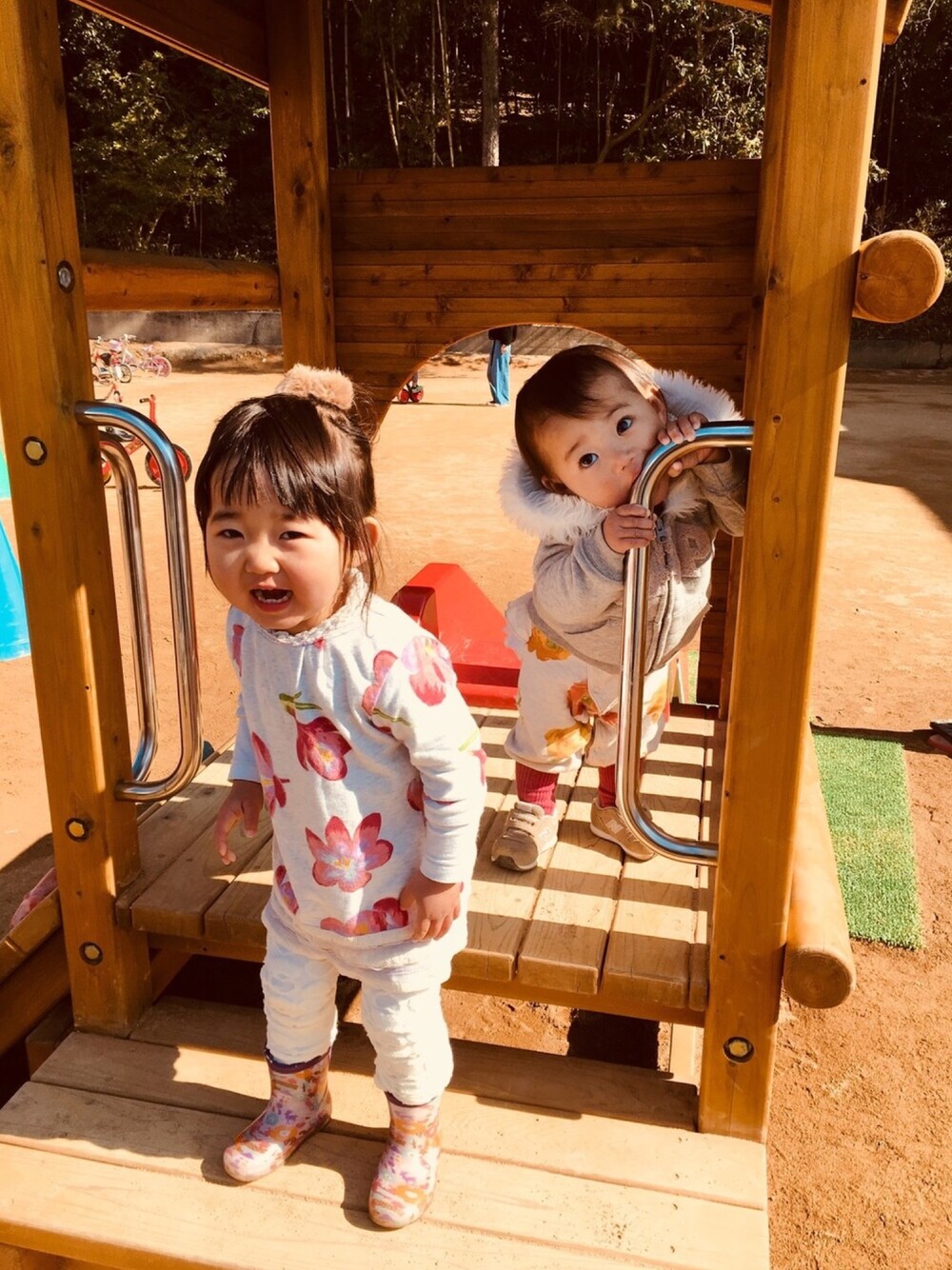 ピンク系のスウェット、グレー系のパーカー、ホワイト系のレギンス/スパッツを着用したキッズの冬コーディネートの1枚目の写真
