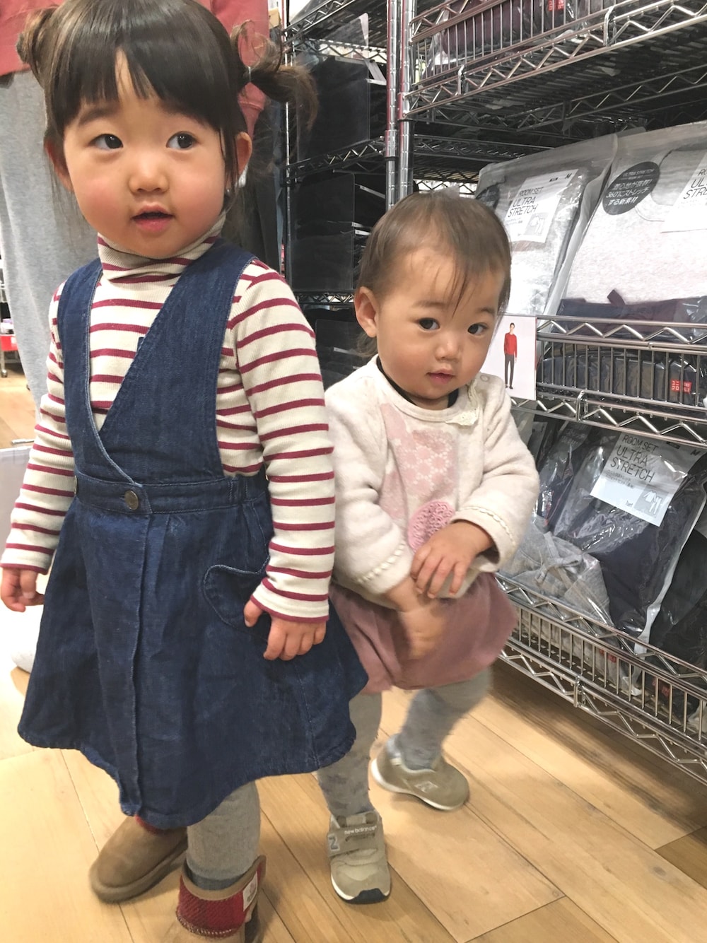 ベージュ系のTシャツ/カットソー、ブルー系のワンピース、ベージュ系のブーツを着用したキッズの春コーディネートの1枚目の写真