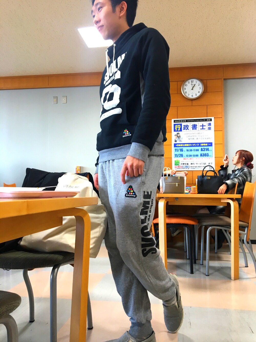 「いいねと思ったらRT、道産子生まれ道産子育ち、寒そうなやつは大体友達、タグの使い方合ってますか。、俺イケメン。というタグ付でツイッターなどで拡散してくれると嬉しいです。」｜「svolmeのアイテム（スウェット、ブラック系）」を使った、ユーセンさん（メンズ・175cm）の秋コーディネートの1枚目の写真