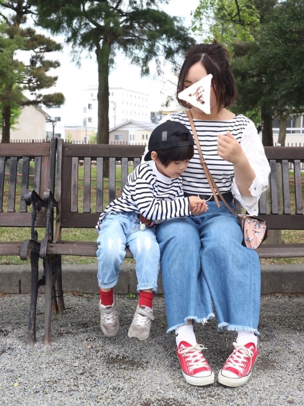 「集まれ！北関東キッズ★、おやこーで。、親子コーデ、ボーダー、デニム、赤、ＧＷ、おとこのこ、キッズファッション、スニーカー」｜「BRANSHESの【限定】リブハイネック長袖Tシャツ（Tシャツ/カットソー、ホワイト系）」を使った、Su,Um,Riさん（キッズ・100cm）の春コーディネートの1枚目の写真