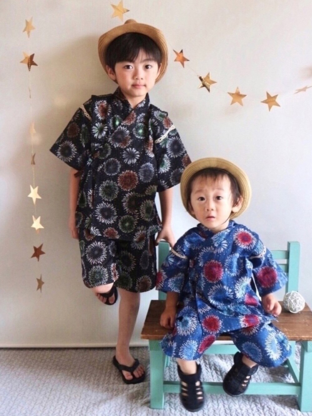 「浴衣、甚平、七夕、お祭り、おうち祭り、兄弟コーディネート、リンクコーデ、お揃い、麦わら帽子、Branshes」｜「BRANSHESの花火柄甚平（浴衣、ブラック系）」を使った、Su,Um,Riさん（キッズ・110cm）の夏コーディネートの1枚目の写真
