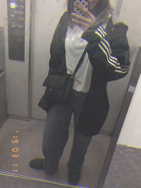 「UNIQLO（ユニクロ）のハイライズワイドストレートジーンズ（デニムパンツ）」を使った、ひよりさん（レディース・178cm）の春コーディネート