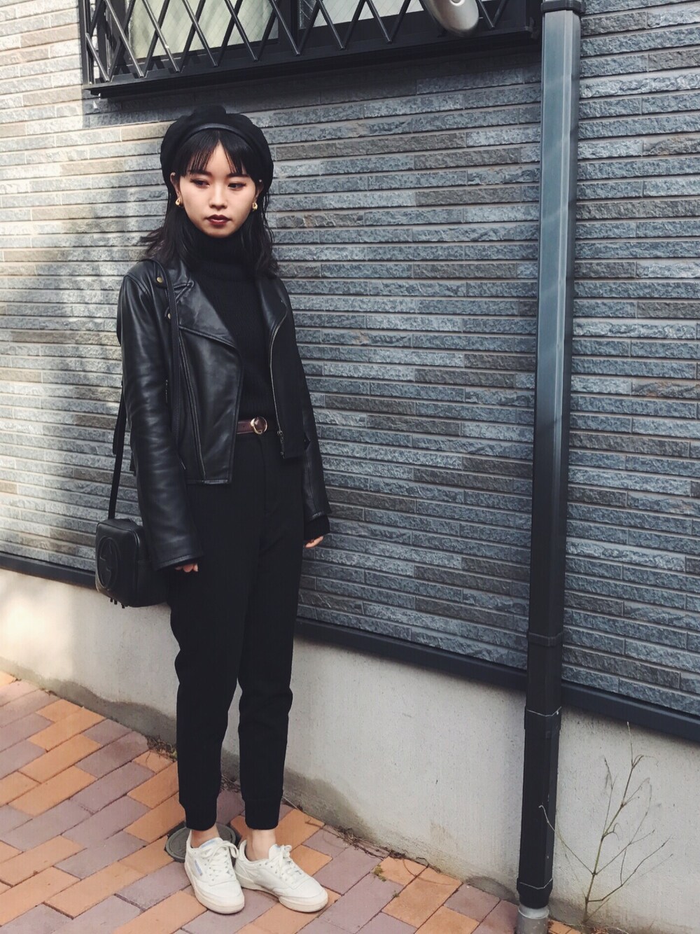 「オトナカジュアル、ベレー帽、ootd、ブラック、ライダース、スニーカー、ゆるコーデ、メンズライク」｜「LILY BROWNのライダーズジャケット（ライダースジャケット、ブラック系）」を使った、セシル。さん（レディース・160cm）の冬コーディネートの1枚目の写真
