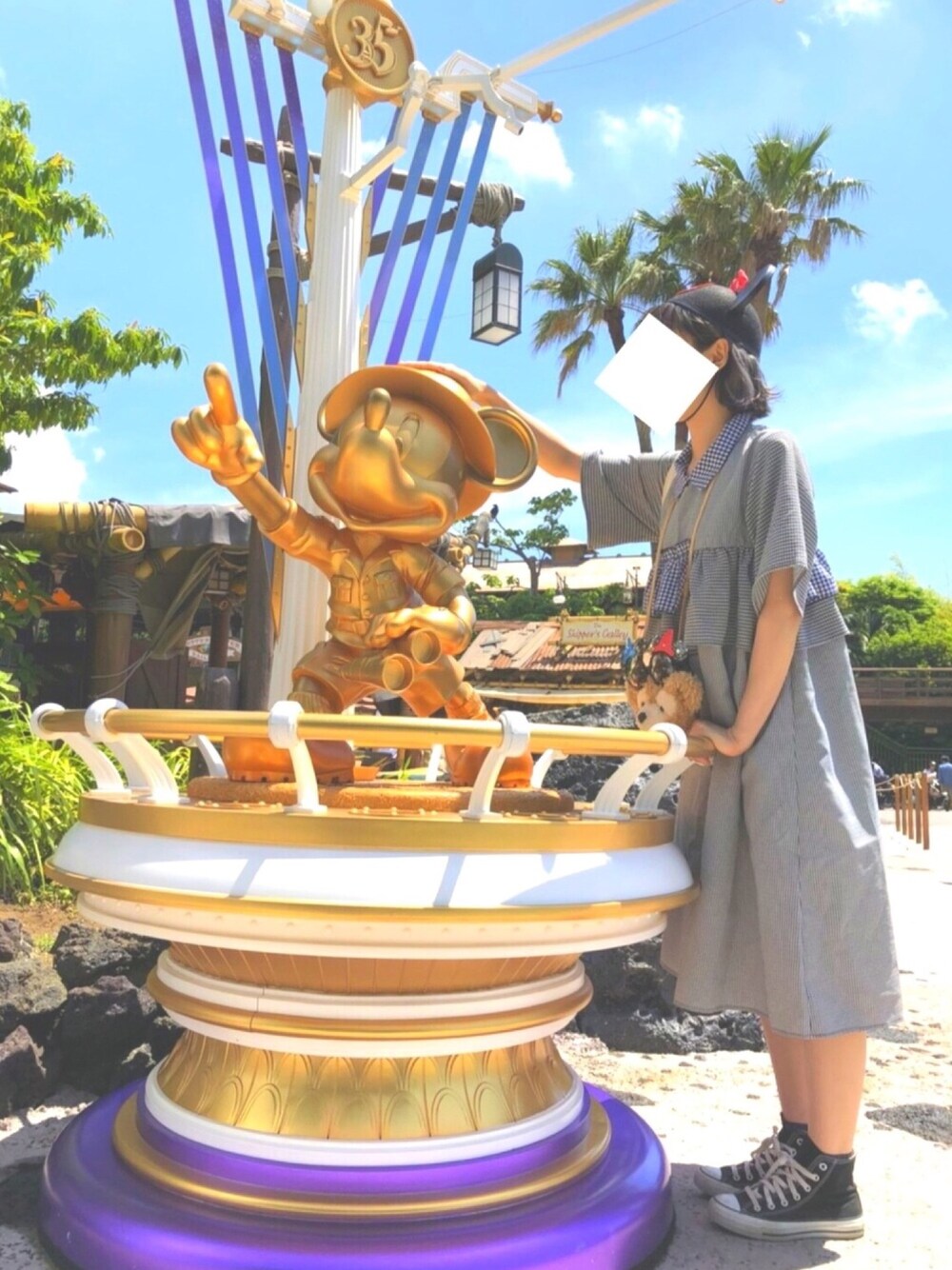 「ディズニー、ディズニーコーデ、Disneyland、merry jenny、ワンピース、コンバース、ワンピース×スニーカー、ブラック」｜「merry jennyのギンガムパッチワークワンピース（ワンピース、ブラック系）」を使った、まゆおさん（レディース・162cm）の夏コーディネートの1枚目の写真