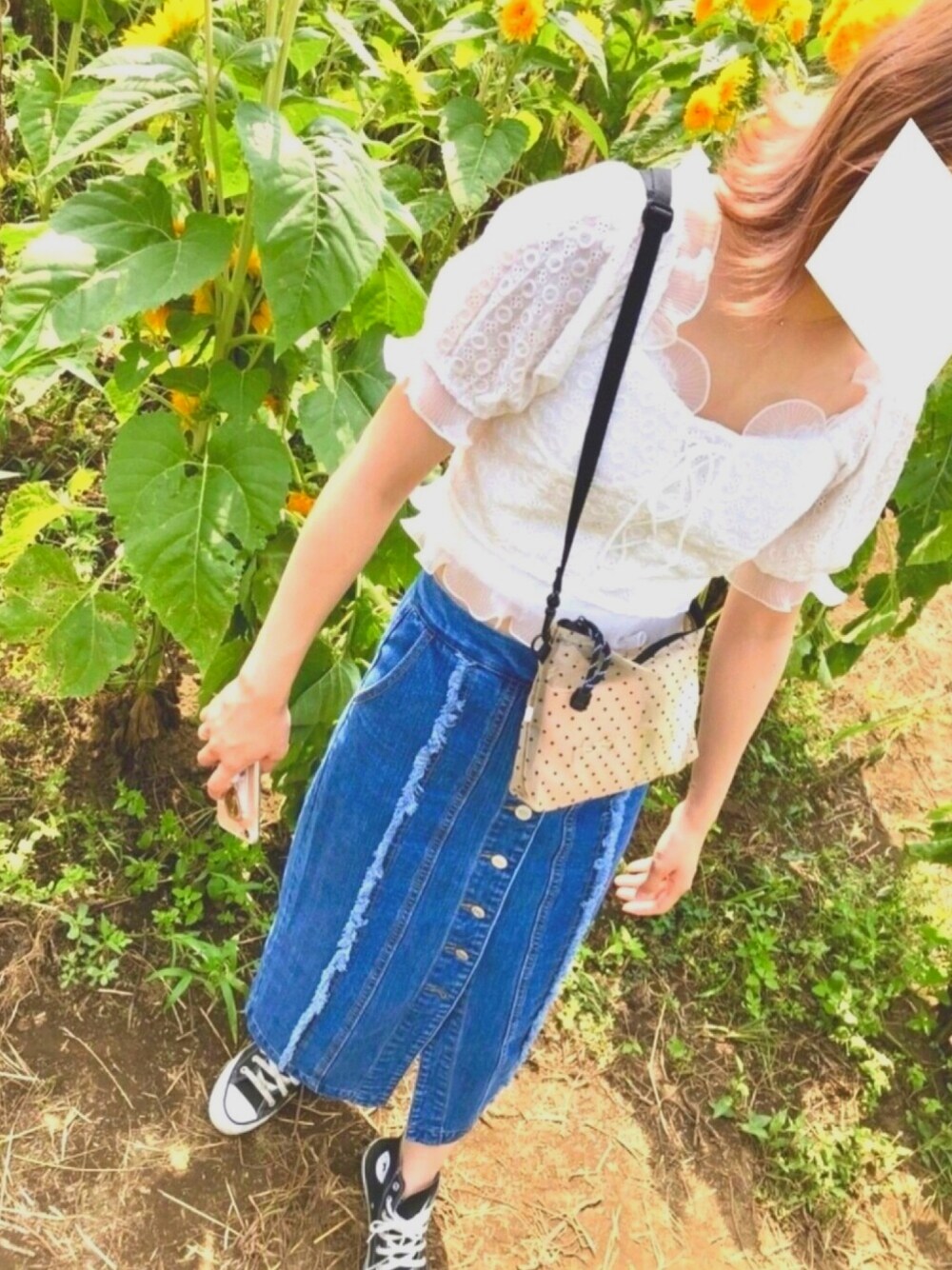 「mellowneon、emsexcite、converse、summer、スニーカー、デニムスカート、ドット、休日スタイル、デート、オトナ女子」｜「mellowneonのmermaid white blouse （トップス、ホワイト系）」を使った、まゆおさん（レディース・162cm）の秋コーディネートの1枚目の写真