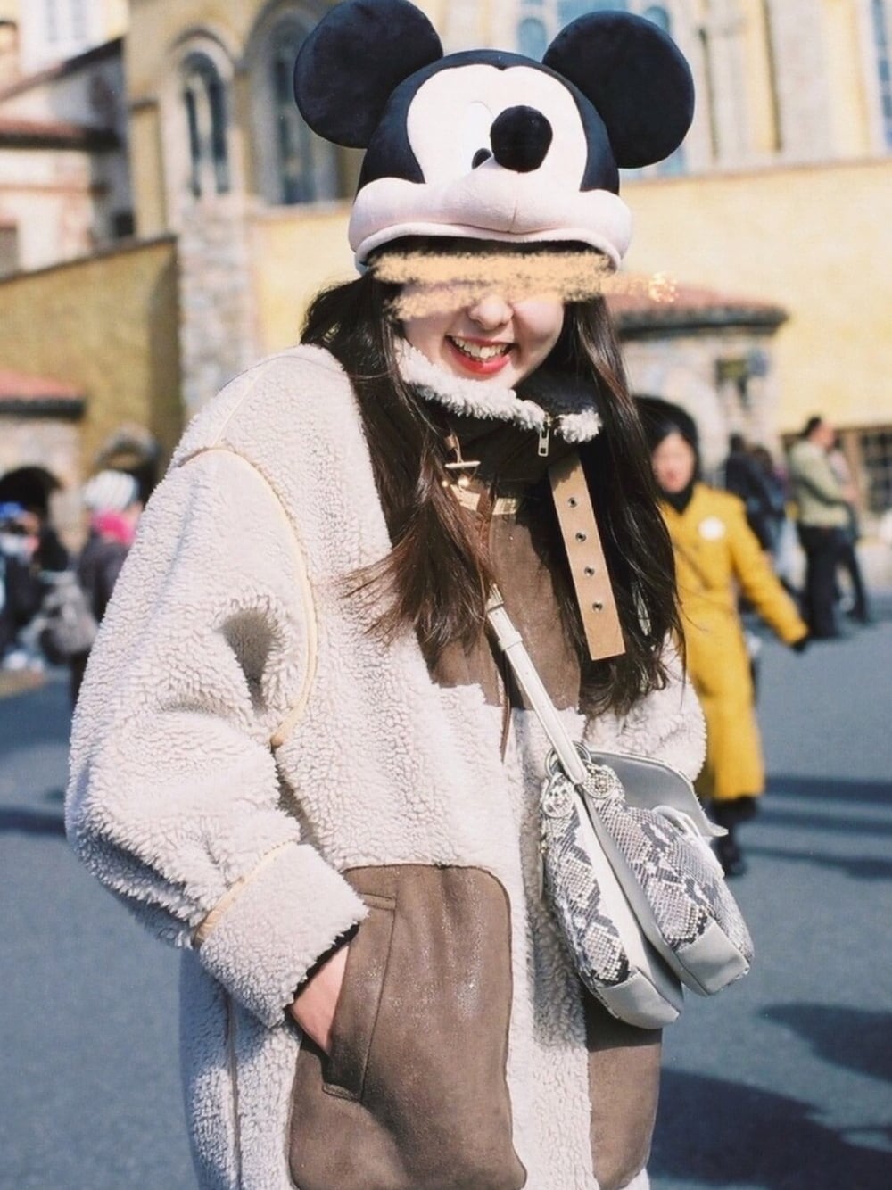 「ROKU、6beauty&youth、rokubeauty&youth、roku6beauty&youth、ロク、ムートンコート、フェイクムートン、B-3、ディズニーコーデ」｜「6の＜6(ROKU)＞FAKE MOUTON COAT/ｺｰﾄ ：◆（その他アウター、ブラウン系）」を使った、cfmさん（レディース・159cm）の冬コーディネートの1枚目の写真
