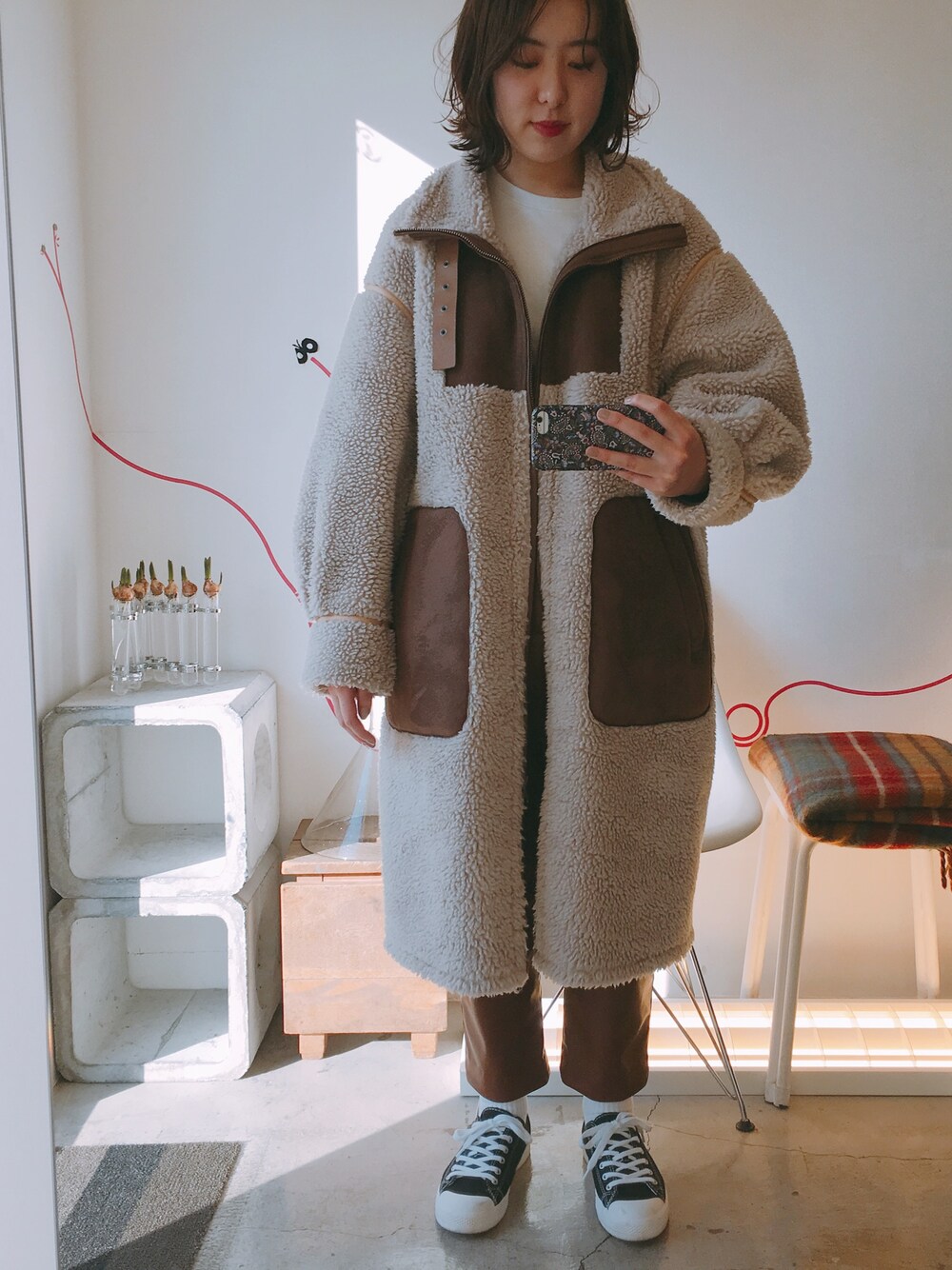 「ボアコート、レザーパンツ、スニーカー、白ソックス、ROKU、rokubeauty&youth、6beauty&youth、6beautyandyouth、ヘアーチェンジ、外ハネ」｜「6の＜6(ROKU)＞FAKE MOUTON COAT/ｺｰﾄ ：◆（その他アウター、ブラウン系）」を使った、cfmさん（レディース・159cm）の冬コーディネートの1枚目の写真
