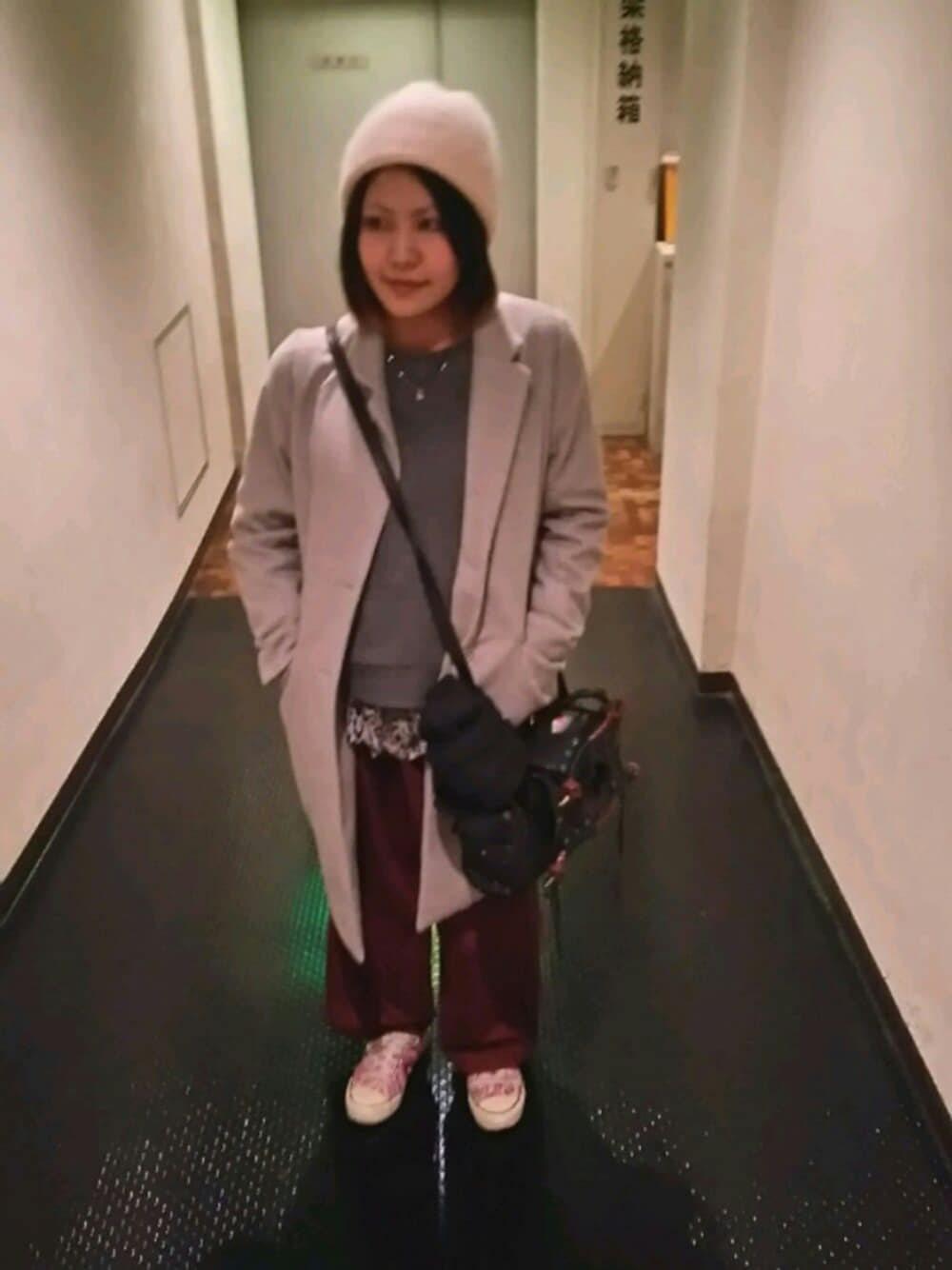 「デート、結婚記念日、ワイドパンツ、ピンク、ひょう柄、コルトモルテド、居酒屋、ニット帽、コンバース」｜「CONVERSEのアイテム（スニーカー、ピンク系）」を使った、黒蜜さん（レディース・154cm）の冬コーディネートの1枚目の写真