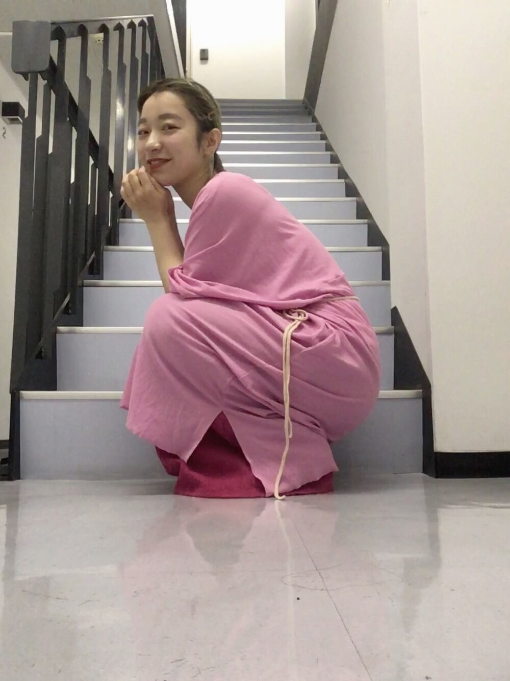 ピンク系のワンピース、ピンク系のその他パンツを着用したレディースの春コーディネートの1枚目の写真