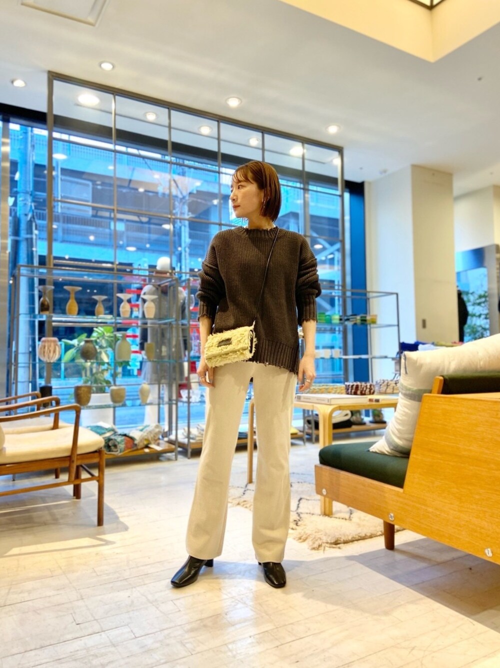 「コーデュロイパンツ、ブーツ、モノトーン、ショートブーツ、グレー、私の推しブランド」｜「MM6 Maison Margielaのアイテム（財布、ベージュ系）」を使った、minamiさん（レディース・156cm）の冬コーディネートの1枚目の写真