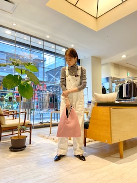 「URBAN RESEARCH（アーバンリサーチ）のアイテム（サロペット/オーバーオール、ホワイト系）」を使った、minamiさん（レディース・156cm）の冬コーディネート