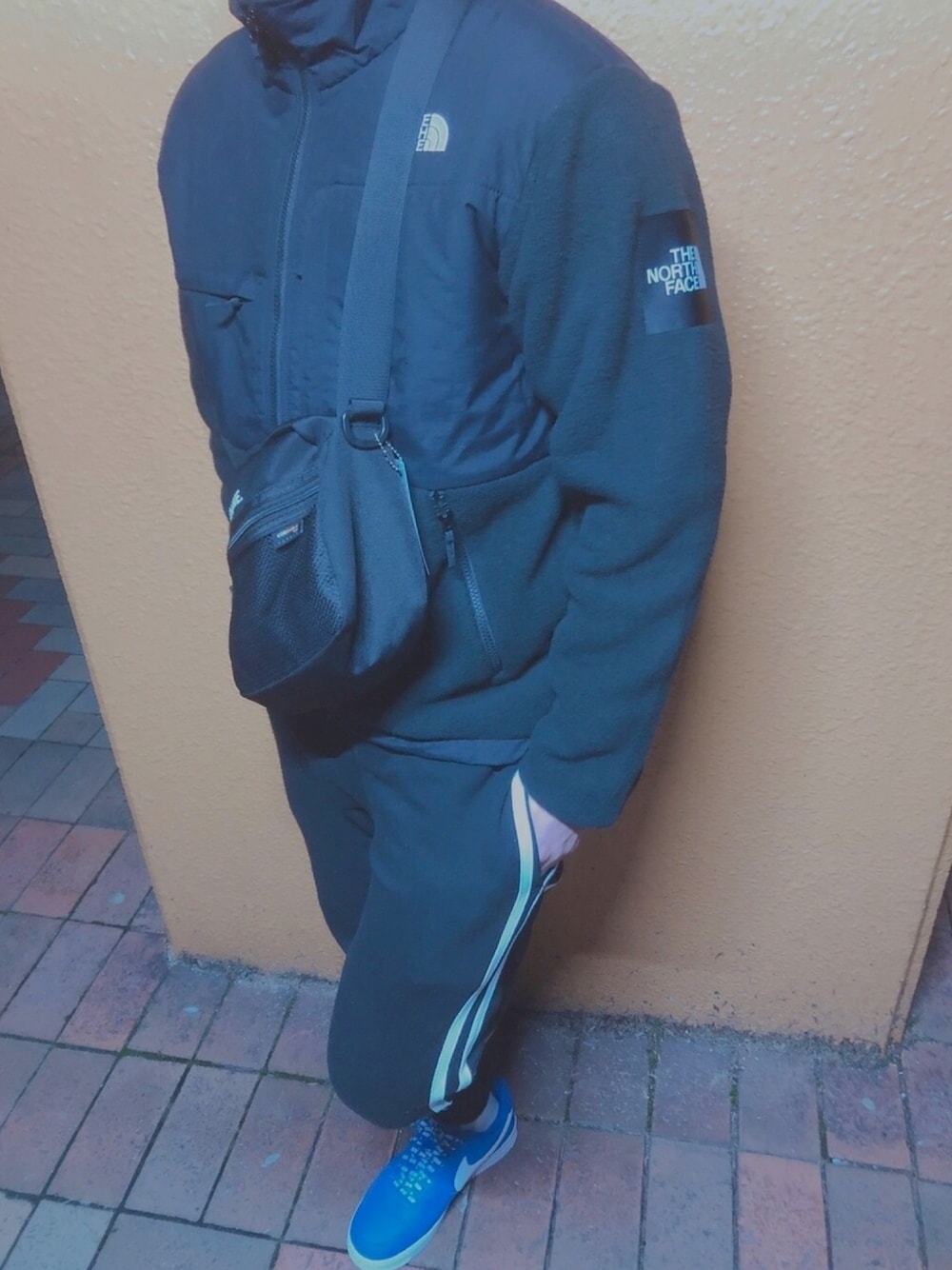 「休日スタイル、スニーカー、低身長、ジャケット、今日のコーデ、スニーカー好きと繋がりたい、おしゃれさんと繋がりたい、いいね＆フォロー よろしくお願いします！、げんじさん憧れ、ブラック」｜「THE NORTH FACEのアイテム（ジャケット/アウター、ブラック系）」を使った、たつたつさん（メンズ・166cm）の冬コーディネートの1枚目の写真