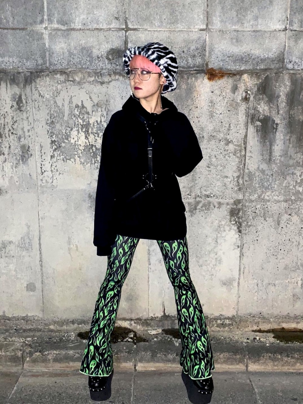 「ゼブラ柄、ハーネス、ストリート、原宿、個性派、柄パンツ、ストリートファッション、アニマル、ファー帽子、WEGO」｜「WEGOのWEGO/サイドスリットビッグシルエットパーカー（パーカー、ブラック系）」を使った、PINKYさん（メンズ・153cm）の春コーディネートの1枚目の写真