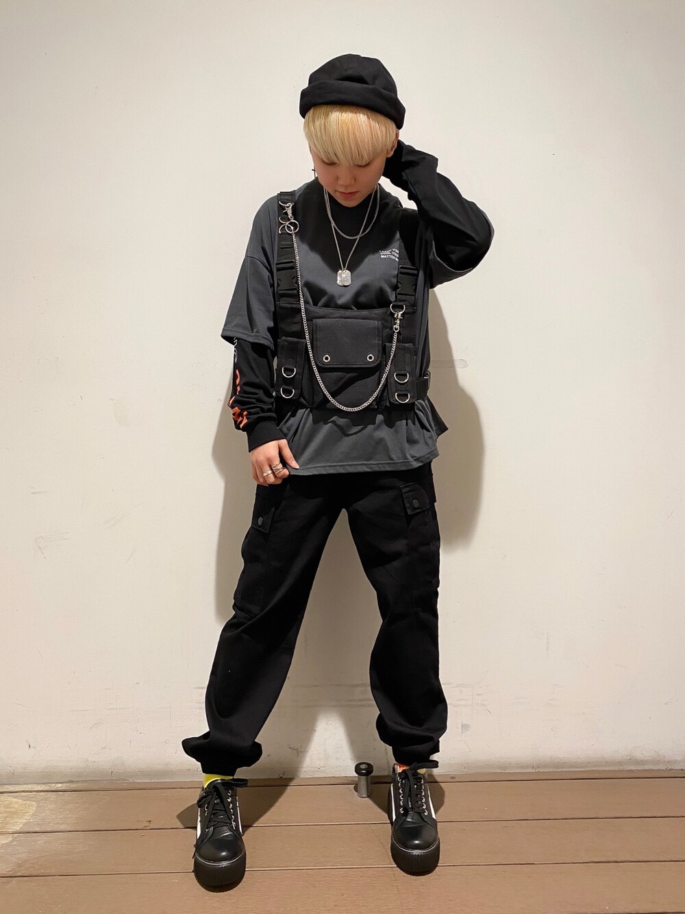 「WEGO、ストリート、ストリートファッション、フィッシャーマンキャップ、レイヤードスタイル、ロゴT、ジョガーパンツ、スニーカー、韓国ファッション、韓国ストリート」｜「WEGOのWEGO/コットンフィッシャーマンキャップ（キャップ、ブラック系）」を使った、PINKYさん（メンズ・153cm）の春コーディネートの1枚目の写真