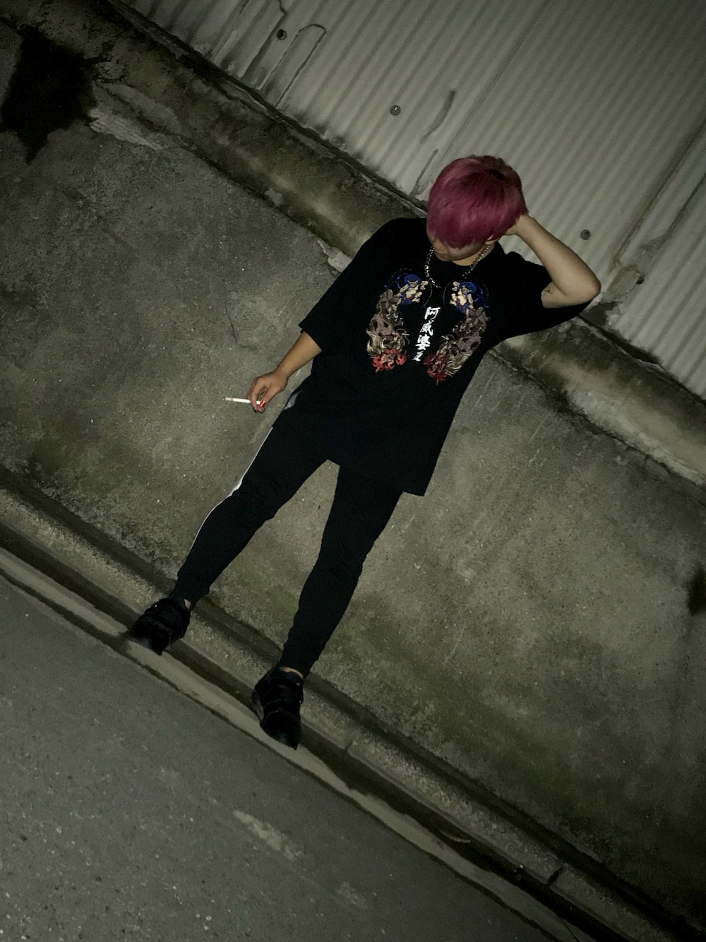 「GALFY、ストリート、ブラックコーデ、ブラック、オールブラック、刺繍、ストリートコーデ、ストリートファッション、黒コーデ、reebok」｜「GALFYのGALFY×AIVER　”YABAI阿威婆亜”ビッグTEE（Tシャツ/カットソー、ブラック系）」を使った、PINKYさん（メンズ・153cm）の春コーディネートの1枚目の写真