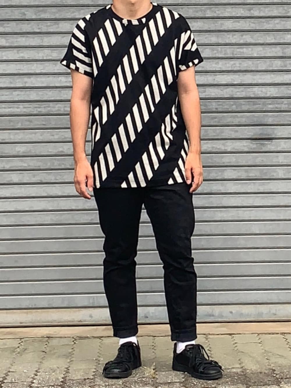 「今日のコーデ、大人カジュアル、キレイめ、スニーカーコーデ、黒、outfit」｜「SHAREEFのBIAS JQ CREW-NECK BIG-T（Tシャツ/カットソー、ホワイト系）」を使った、おっくんさん（メンズ・172cm）の秋コーディネートの1枚目の写真
