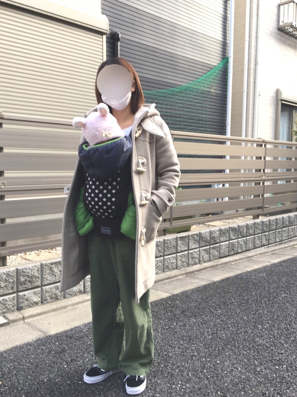 「シンプルコーデ、パンツスタイル、スニーカーコーデ、ママコーデ、カーキ」｜「JOURNAL STANDARDのサーマルUネック Tシャツ#（Tシャツ/カットソー、ホワイト系）」を使った、WATAさん（レディース・157cm）の冬コーディネートの1枚目の写真