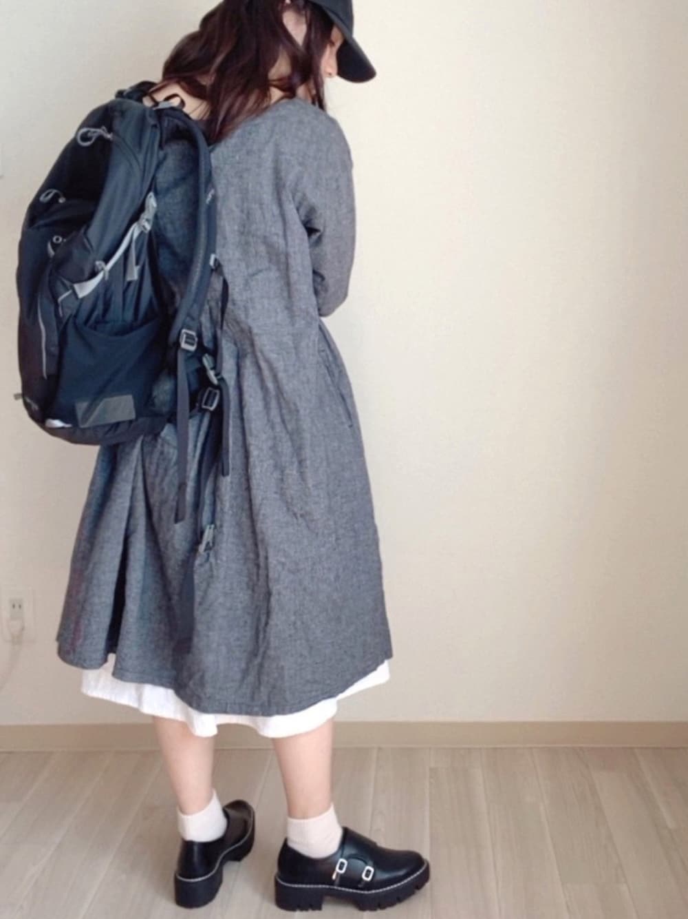 「登山リュック、オスプレー、Osprey、モノトーンコーデ、低身長、ローファー」｜「OSPREYのアイテム（バックパック/リュック、ブラック系）」を使った、花水さん（レディース・152cm）の秋コーディネートの1枚目の写真