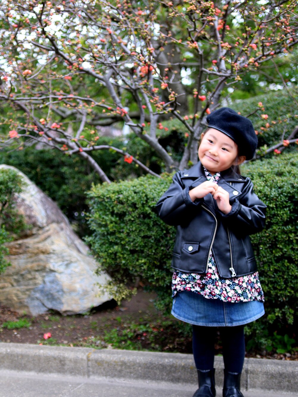 「petit mainのパイピングベレー帽（ハンチング/ベレー帽、ブラック系）」を使った、Aimi&Ulalaさん（キッズ・100cm）の春コーディネートの1枚目の写真