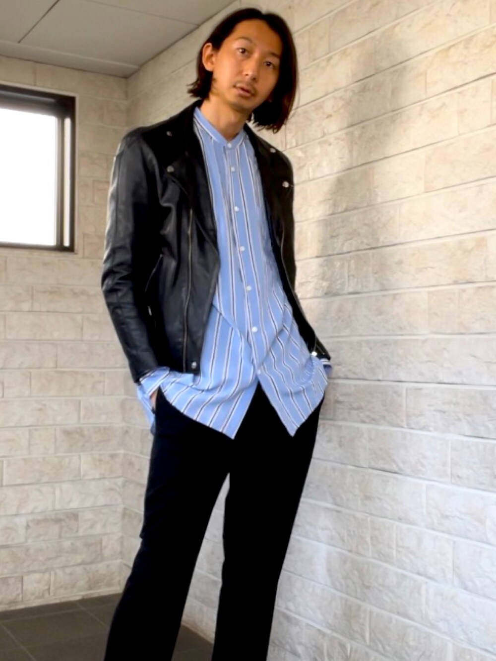 「大人カジュアル、シャツスタイル、ストライプ、ライダースジャケット、オーバーシャツ、シンプル、オーバーサイズ、ブラックコーデ、春コーデ、レザージャケット」｜「417 EDIFICEのアイテム（ライダースジャケット、ブラック系）」を使った、Yoshiさん（メンズ・180cm）の春コーディネートの1枚目の写真