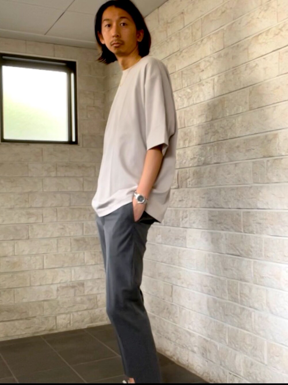「シンプル、大人カジュアル、大人コーデ、UNIQLO、ユニクロ、ワントーンコーデ、シンプルコーデ、プチプラ、プチプラコーデ、30代」｜「UNIQLOのアイテム（Tシャツ/カットソー、ベージュ系）」を使った、Yoshiさん（メンズ・180cm）の春コーディネートの1枚目の写真