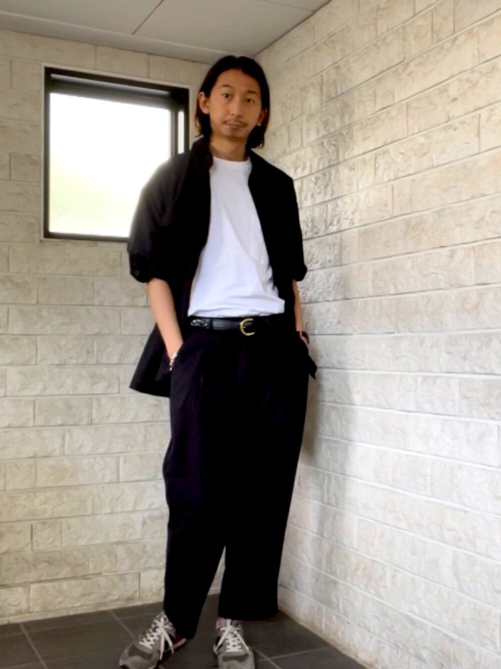 「シンプルコーデ、休日スタイル、大人カジュアル、セットアップ、ワントーンコーデ、ワイドパンツ、シャツスタイル、モノトーン、シンプル、30代」｜「FREAK'S STOREのアイテム（シャツ/ブラウス、ブラック系）」を使った、Yoshiさん（メンズ・180cm）の春コーディネートの1枚目の写真