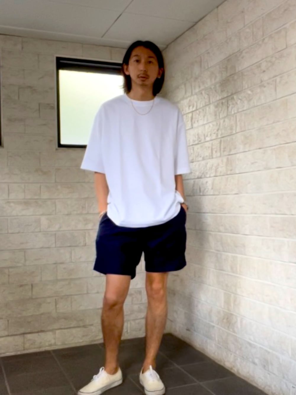 「ストリート、リラックススタイル、ゆるコーデ、オーバーサイズ、シンプルコーデ、スニーカー、ビッグシルエット、UNIQLO、Tシャツ、ショートパンツ」｜「UNIQLOのアイテム（Tシャツ/カットソー、ホワイト系）」を使った、Yoshiさん（メンズ・180cm）の夏コーディネートの1枚目の写真