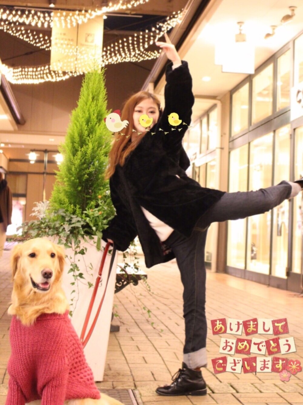 ブラック系のその他アウター、ピンク系のニット/セーター、ブラック系のブーツを着用したレディースの冬コーディネートの1枚目の写真