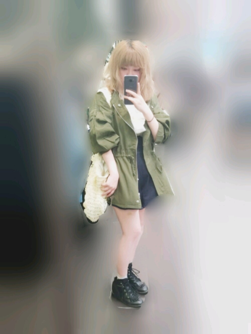 ブルー系のデニムパンツ、ホワイト系のハンドバッグ、ホワイト系のシャツ/ブラウスを着用したレディースの春コーディネートの1枚目の写真